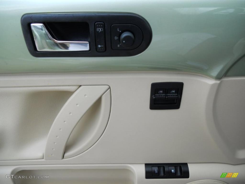2007 Volkswagen New Beetle 2.5 Coupe Controls Photo #46234439