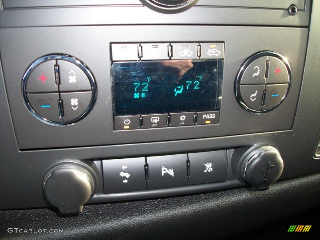 2011 Chevrolet Silverado 2500HD LT Crew Cab 4x4 Controls Photo #46236608