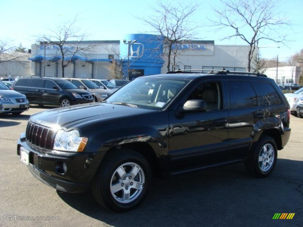 2005 Grand Cherokee Laredo 4x4 - Brilliant Black Crystal Pearl / Khaki photo #1