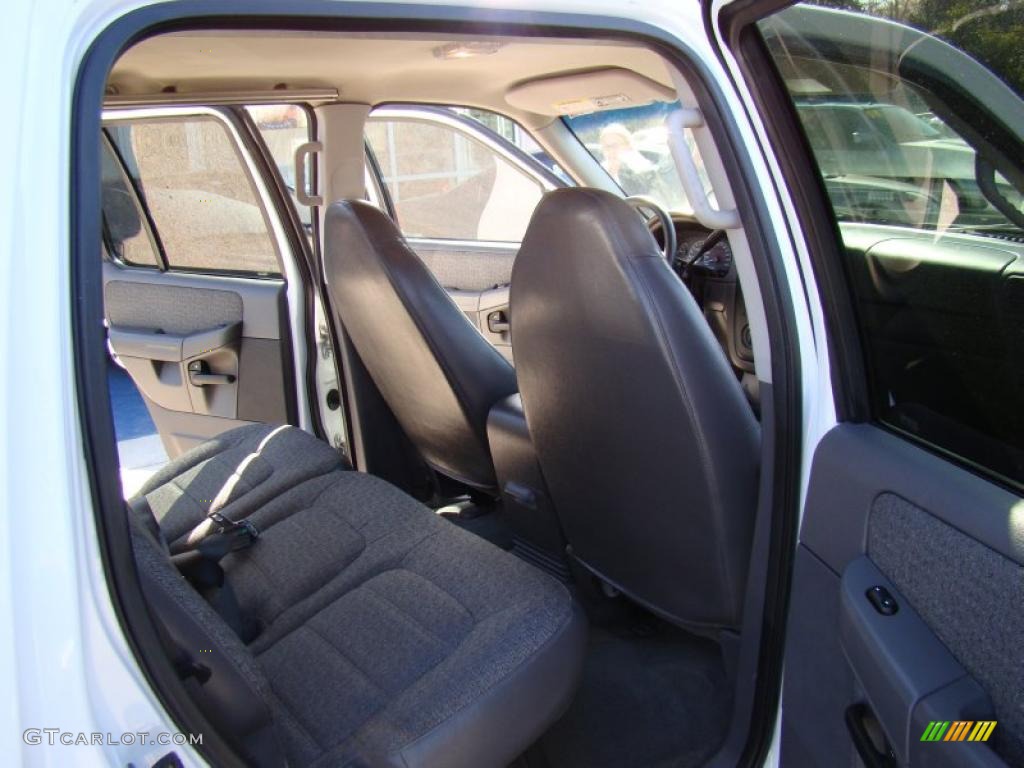2002 Explorer XLS 4x4 - Oxford White / Graphite photo #16