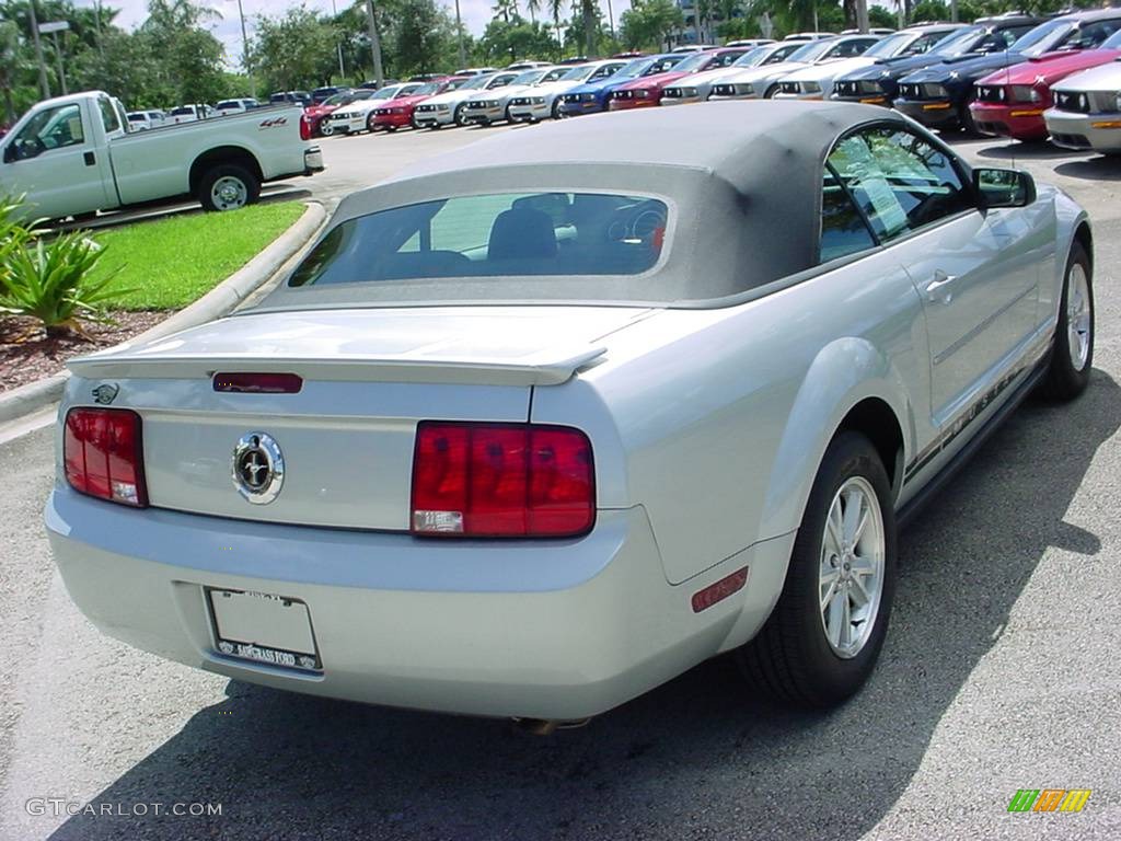 2008 Mustang V6 Deluxe Convertible - Brilliant Silver Metallic / Light Graphite photo #3