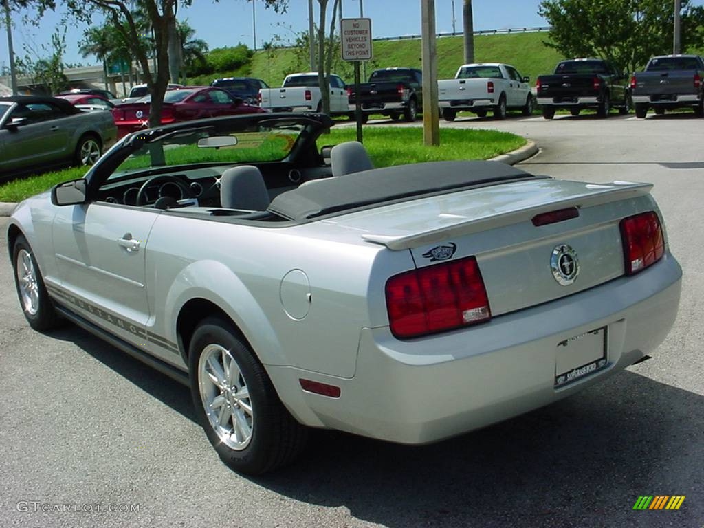 2008 Mustang V6 Deluxe Convertible - Brilliant Silver Metallic / Light Graphite photo #5
