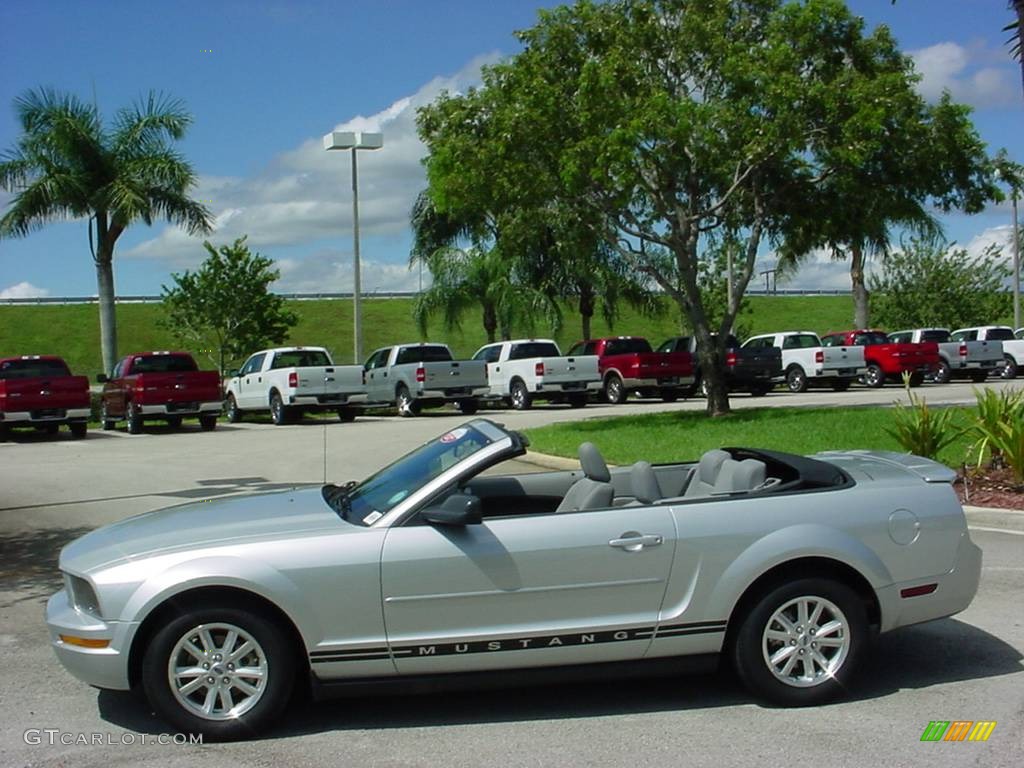 2008 Mustang V6 Deluxe Convertible - Brilliant Silver Metallic / Light Graphite photo #6