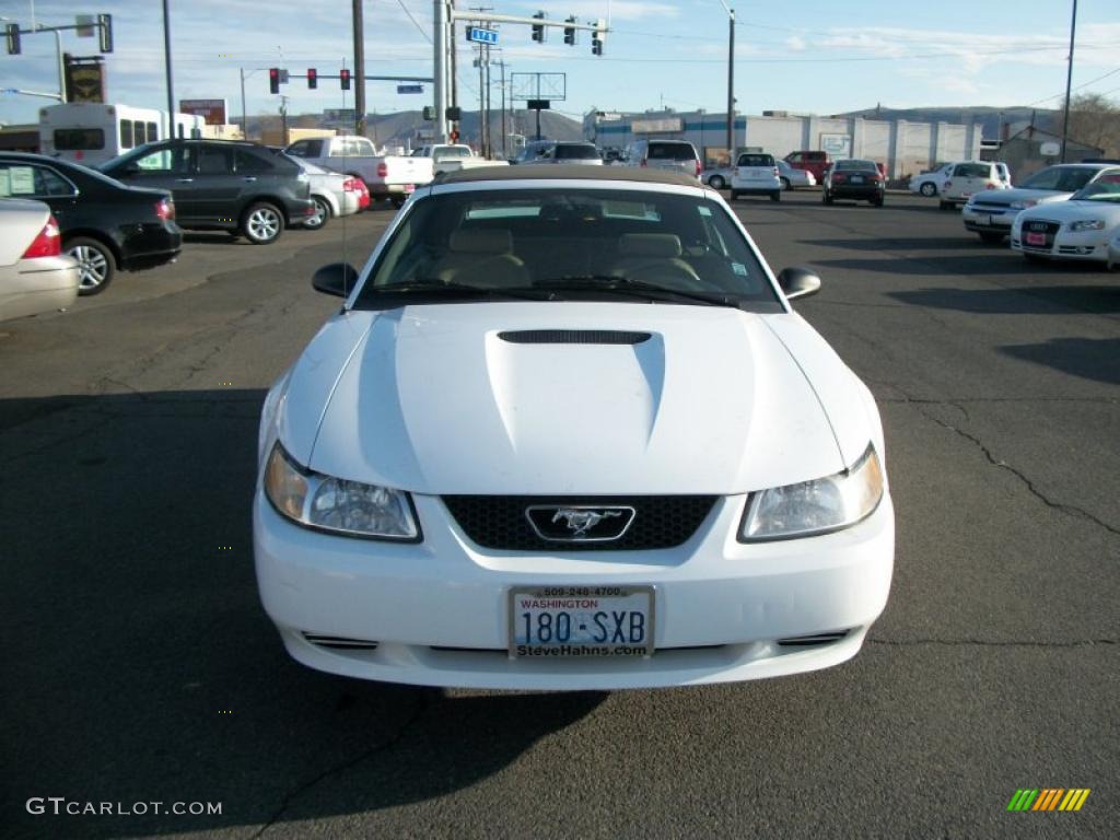 2000 Mustang V6 Convertible - Crystal White / Medium Parchment photo #2