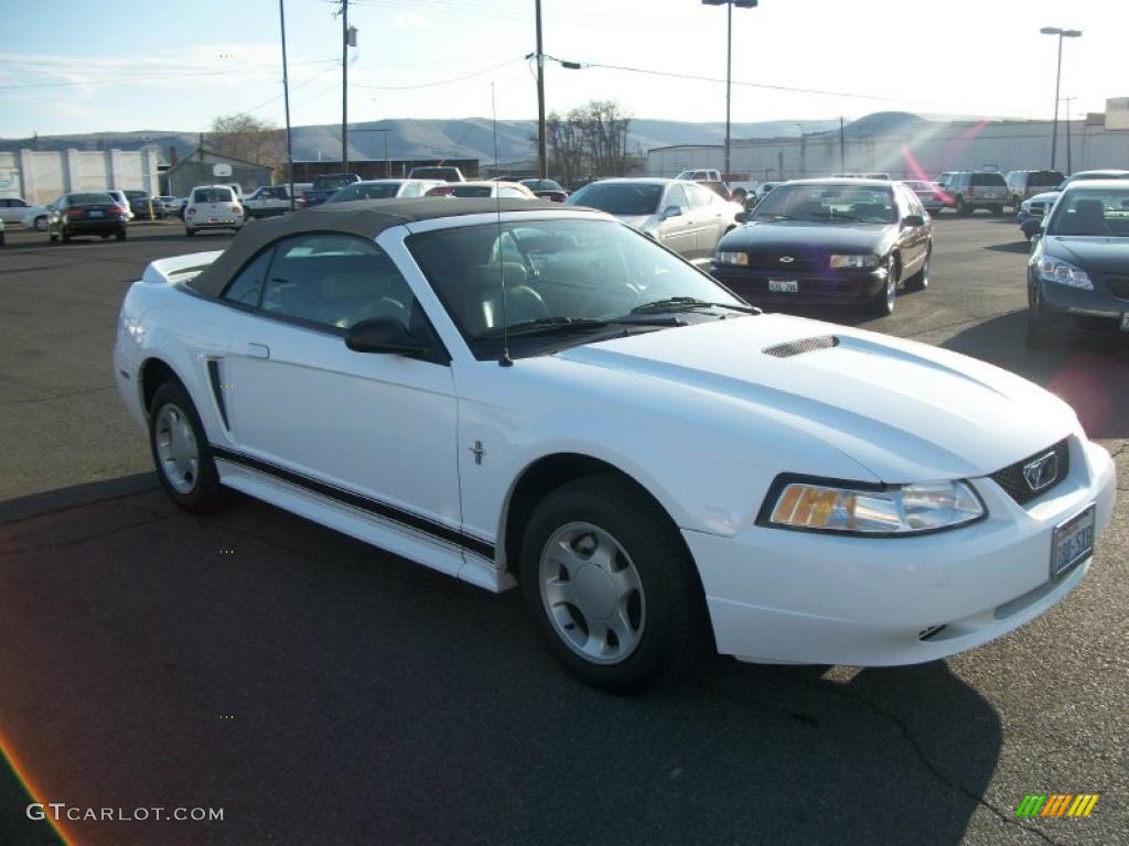 2000 Mustang V6 Convertible - Crystal White / Medium Parchment photo #3