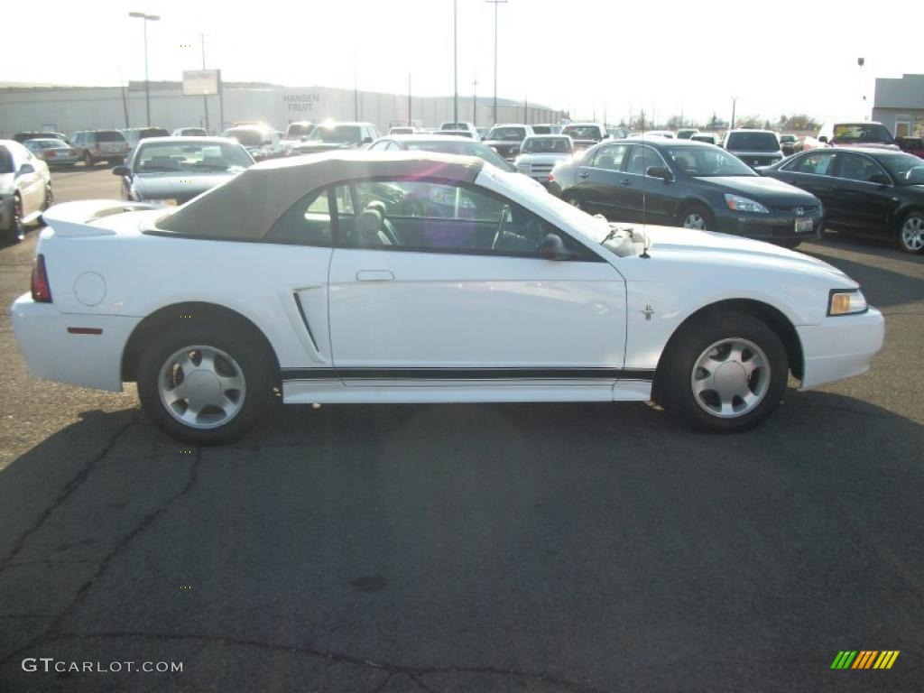 2000 Mustang V6 Convertible - Crystal White / Medium Parchment photo #4