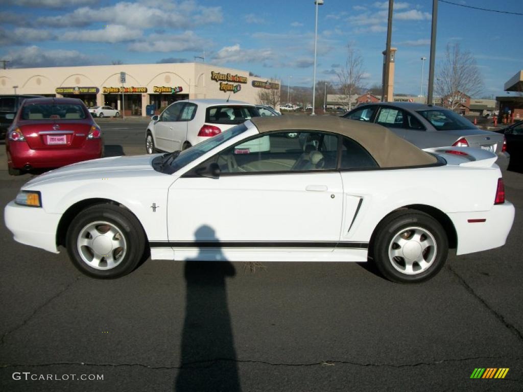 2000 Mustang V6 Convertible - Crystal White / Medium Parchment photo #8