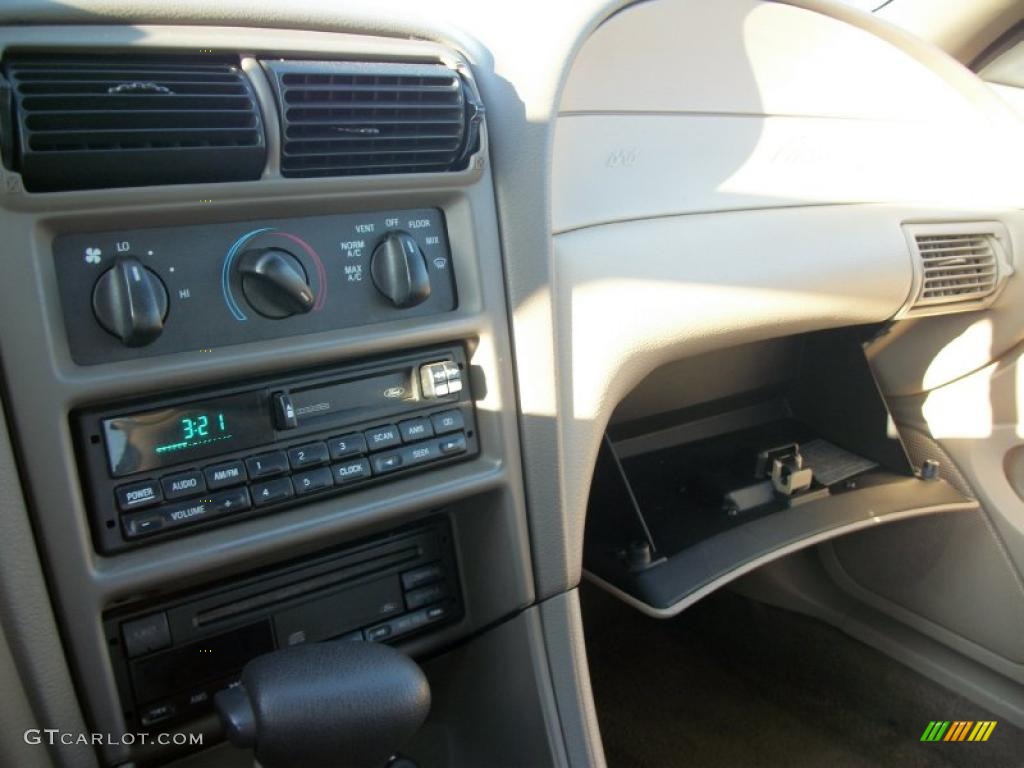 2000 Mustang V6 Convertible - Crystal White / Medium Parchment photo #15