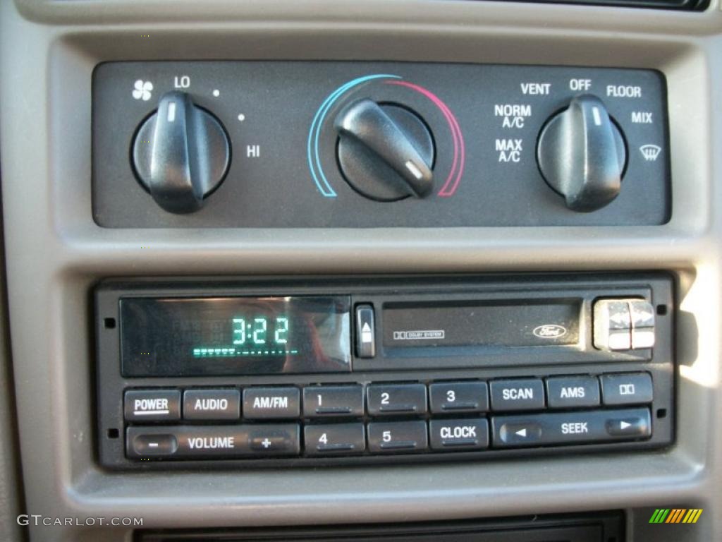 2000 Ford Mustang V6 Convertible Controls Photo #46249006