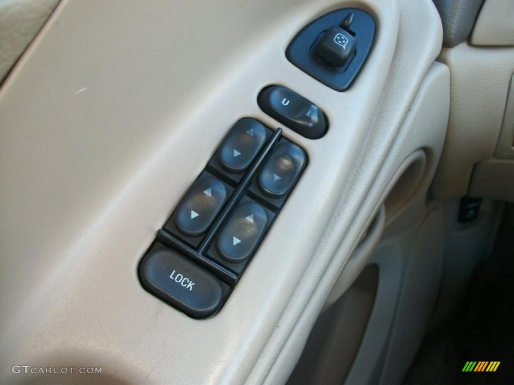 2000 Ford Mustang V6 Convertible Controls Photo #46249048
