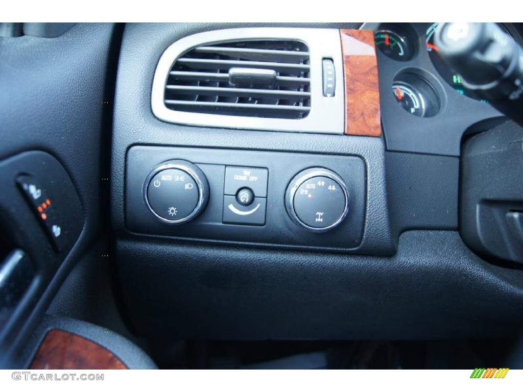 2009 GMC Yukon Hybrid 4x4 Controls Photo #46256902
