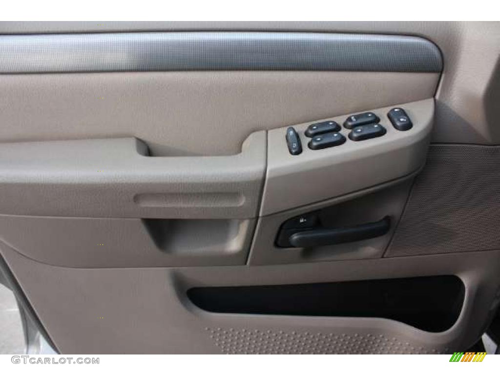 2004 Explorer XLT 4x4 - Mineral Grey Metallic / Graphite photo #15