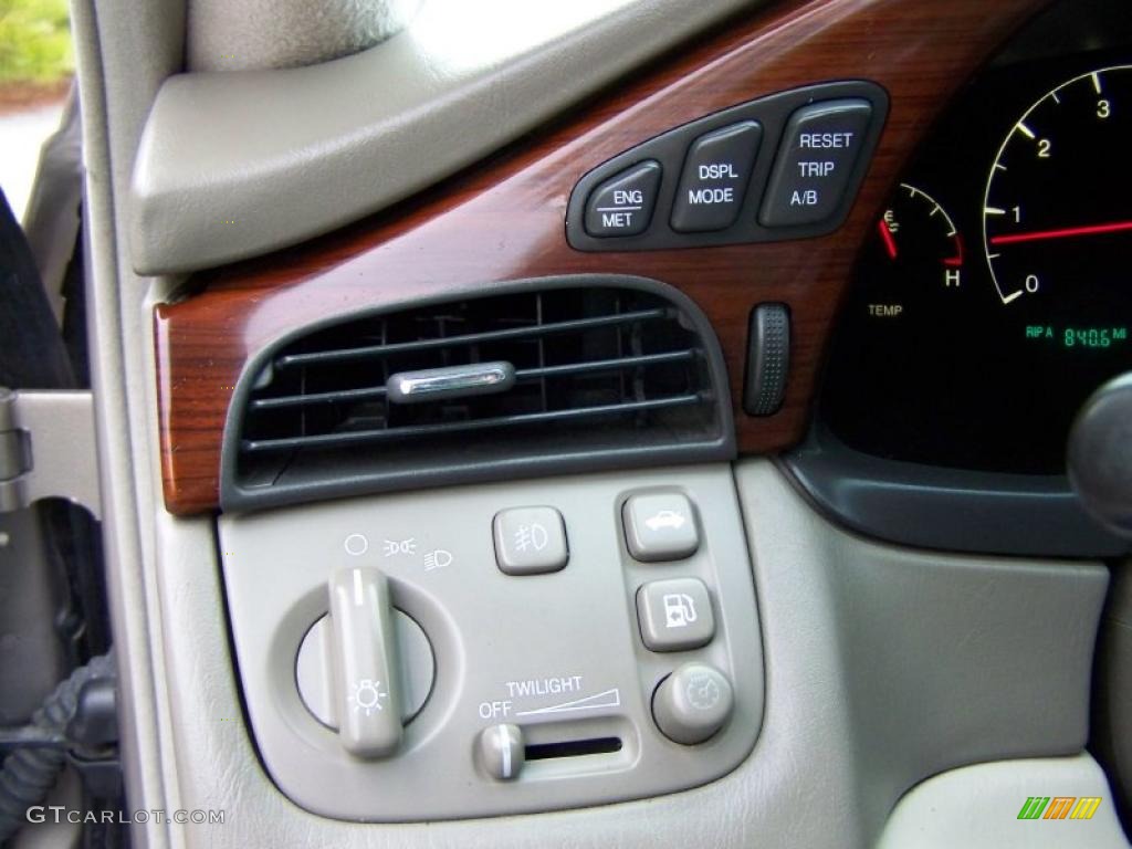 2000 Cadillac DeVille DTS Controls Photo #46260883