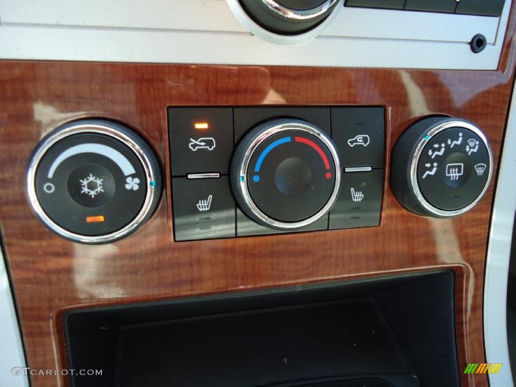 2009 Chevrolet Equinox LT Controls Photo #46267603