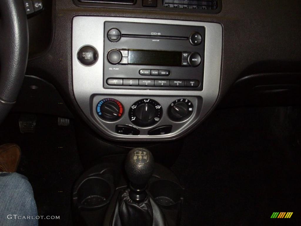 2007 Ford Focus ZX3 SE Coupe Controls Photo #46269202