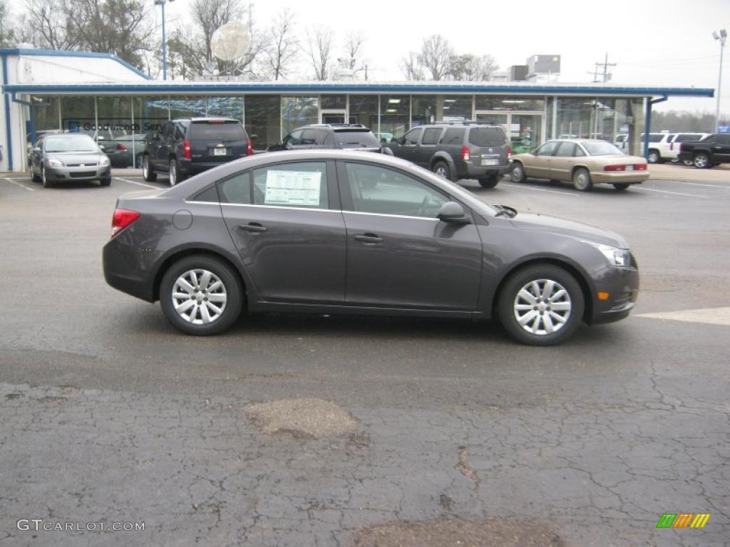 2011 Cruze LS - Taupe Gray Metallic / Jet Black/Medium Titanium photo #6
