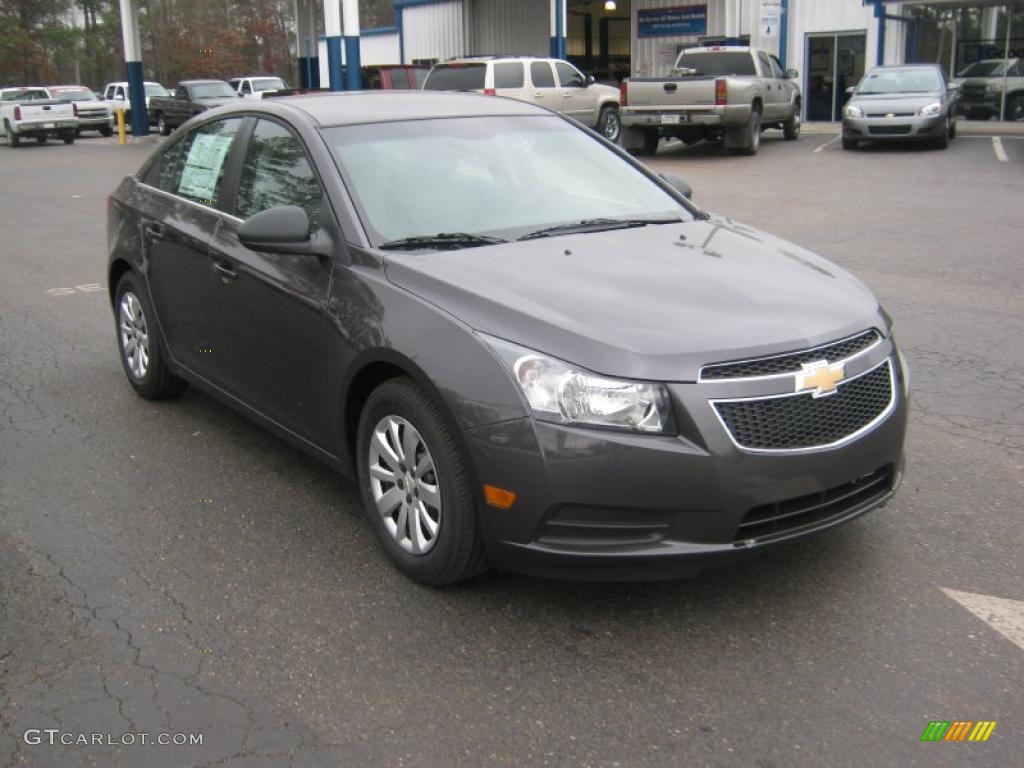 2011 Cruze LS - Taupe Gray Metallic / Jet Black/Medium Titanium photo #7