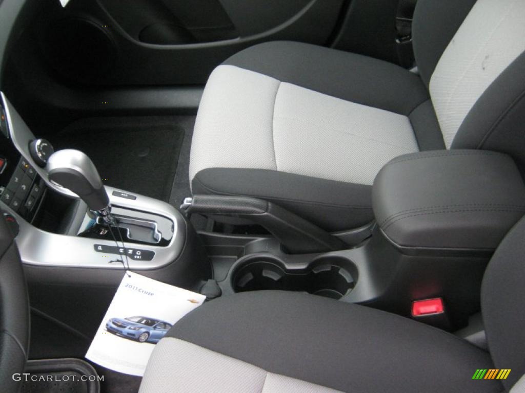 2011 Cruze LS - Taupe Gray Metallic / Jet Black/Medium Titanium photo #12