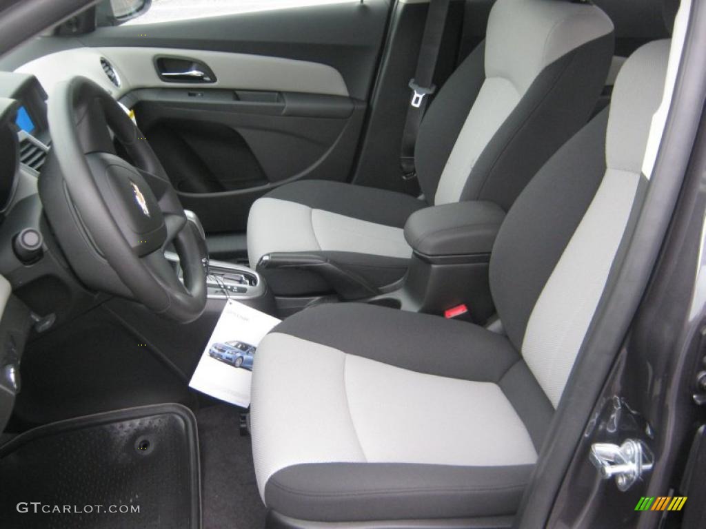 2011 Cruze LS - Taupe Gray Metallic / Jet Black/Medium Titanium photo #13