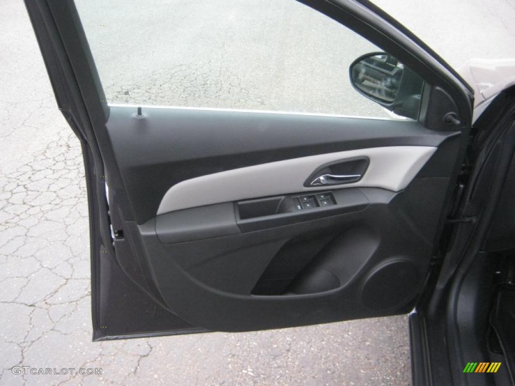 2011 Cruze LS - Taupe Gray Metallic / Jet Black/Medium Titanium photo #15