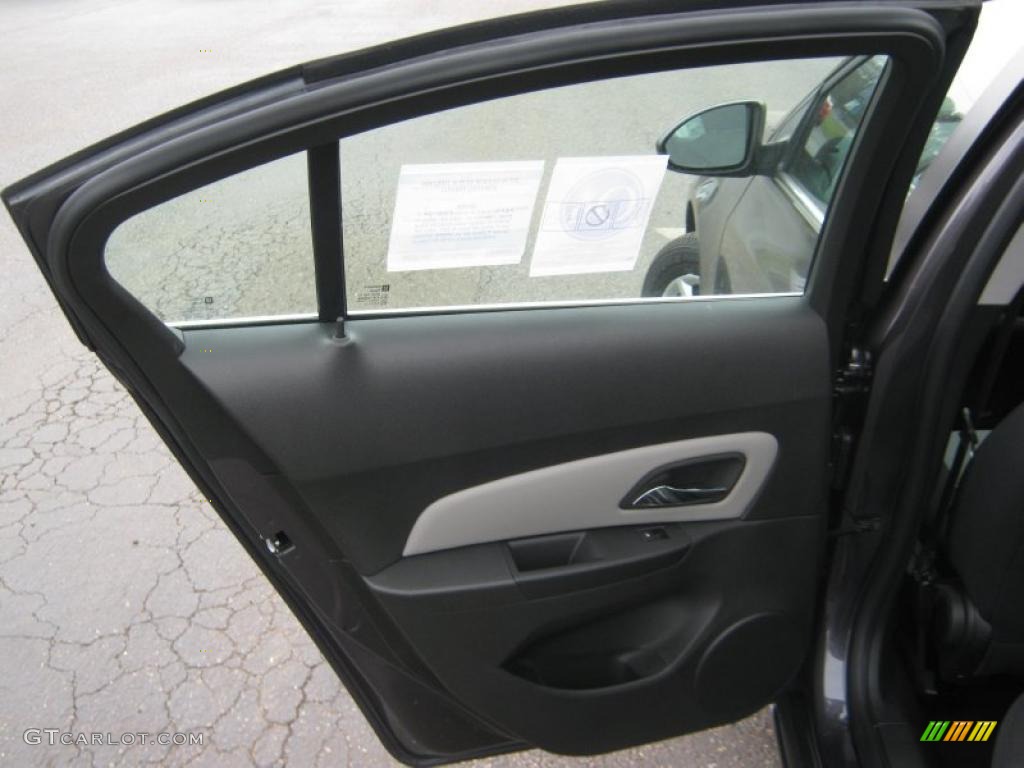 2011 Cruze LS - Taupe Gray Metallic / Jet Black/Medium Titanium photo #17