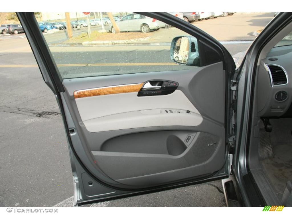2008 Audi Q7 4.2 Premium quattro Limestone Grey Door Panel Photo #46273591