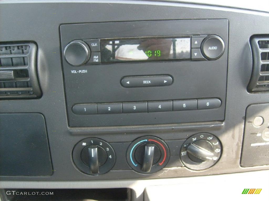 2006 Ford F250 Super Duty XL Regular Cab 4x4 Controls Photo #46273858