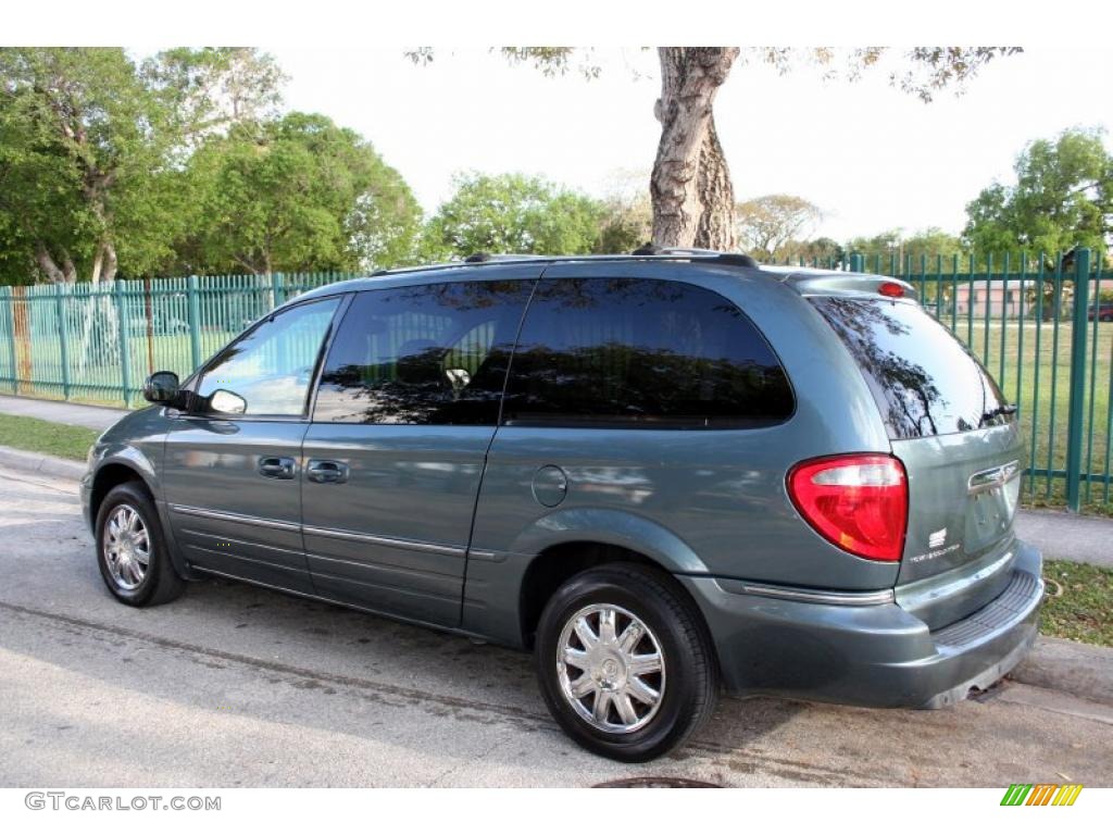 Magnesium Pearl 2005 Chrysler Town & Country Limited Exterior Photo #46275768
