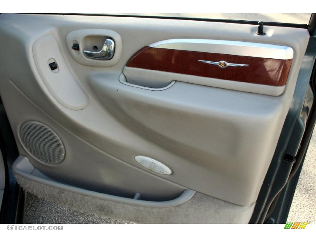 2005 Chrysler Town & Country Limited Dark Khaki/Light Graystone Door Panel Photo #46276104