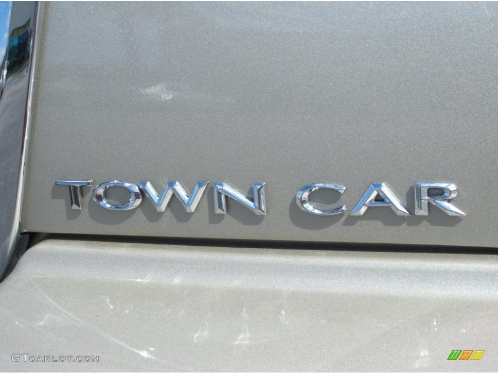 2011 Town Car Signature Limited - Light French Silk Metallic / Light Camel photo #4