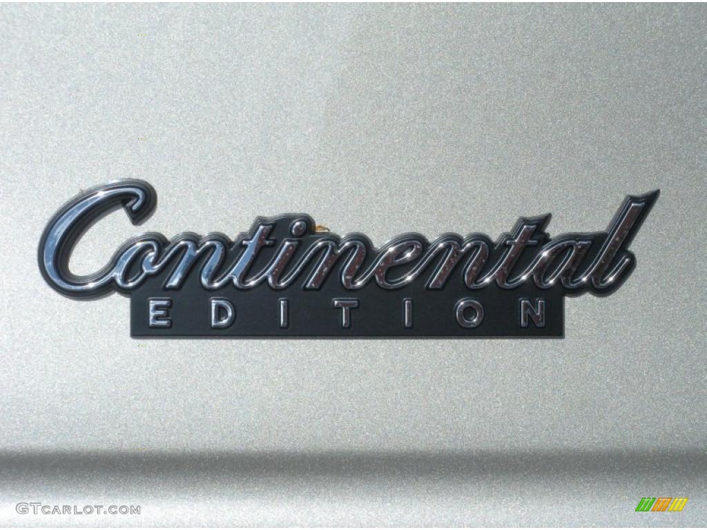2011 Town Car Signature Limited - Light French Silk Metallic / Light Camel photo #5