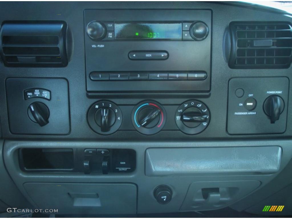 2006 Ford F250 Super Duty XL Regular Cab 4x4 Controls Photo #46291786