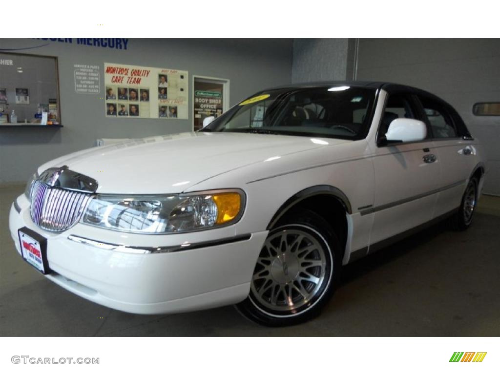 2001 Town Car Signature - Vibrant White / Deep Slate Blue photo #1