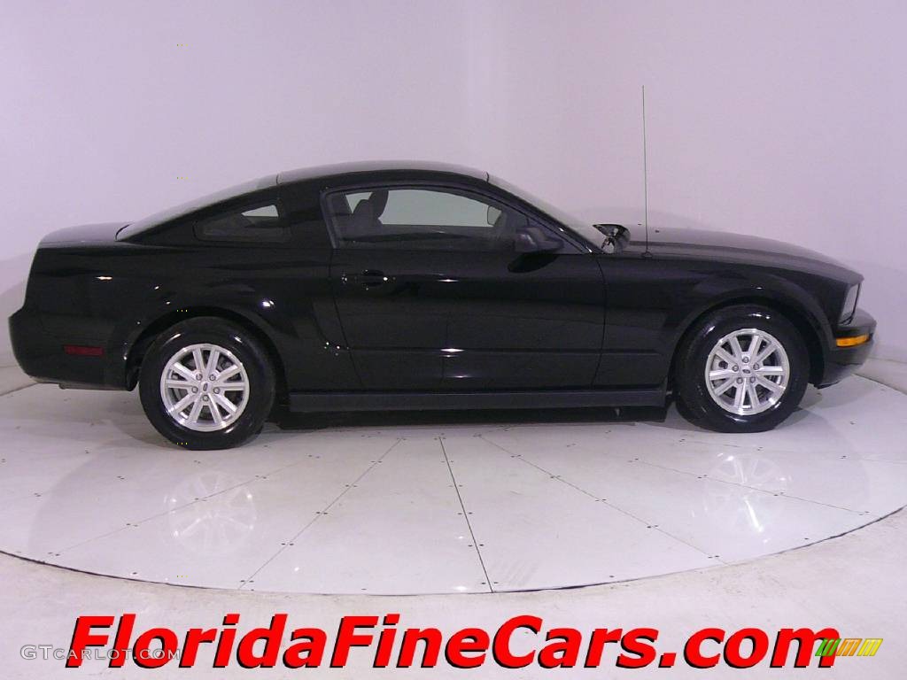 2006 Mustang V6 Deluxe Coupe - Black / Dark Charcoal photo #4