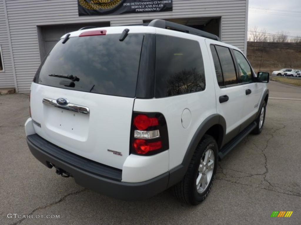 2006 Explorer XLT 4x4 - Oxford White / Stone photo #2