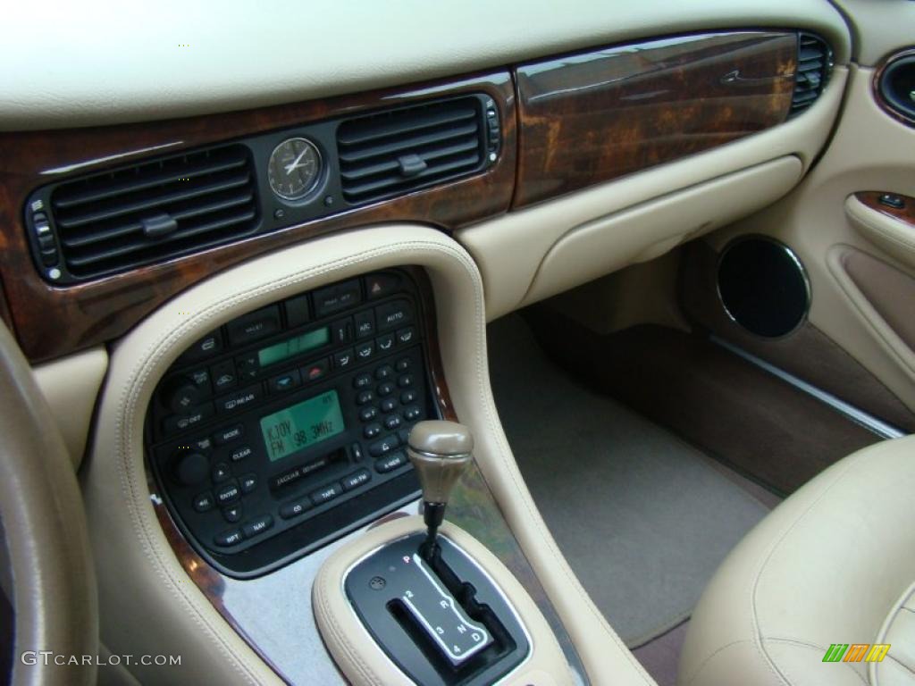 2000 Jaguar XJ XJ8 Oatmeal Dashboard Photo #46303886