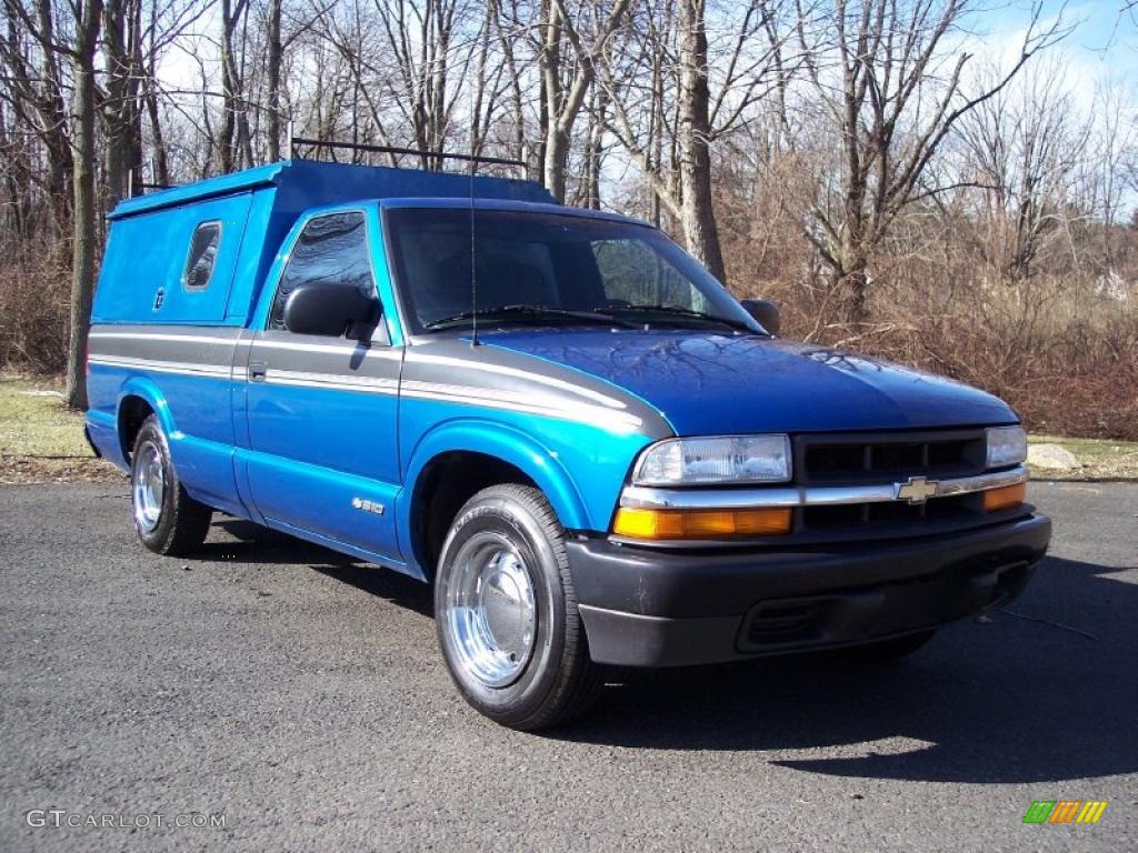 2001 S10 LS Regular Cab - Bright Blue Metallic / Graphite photo #1