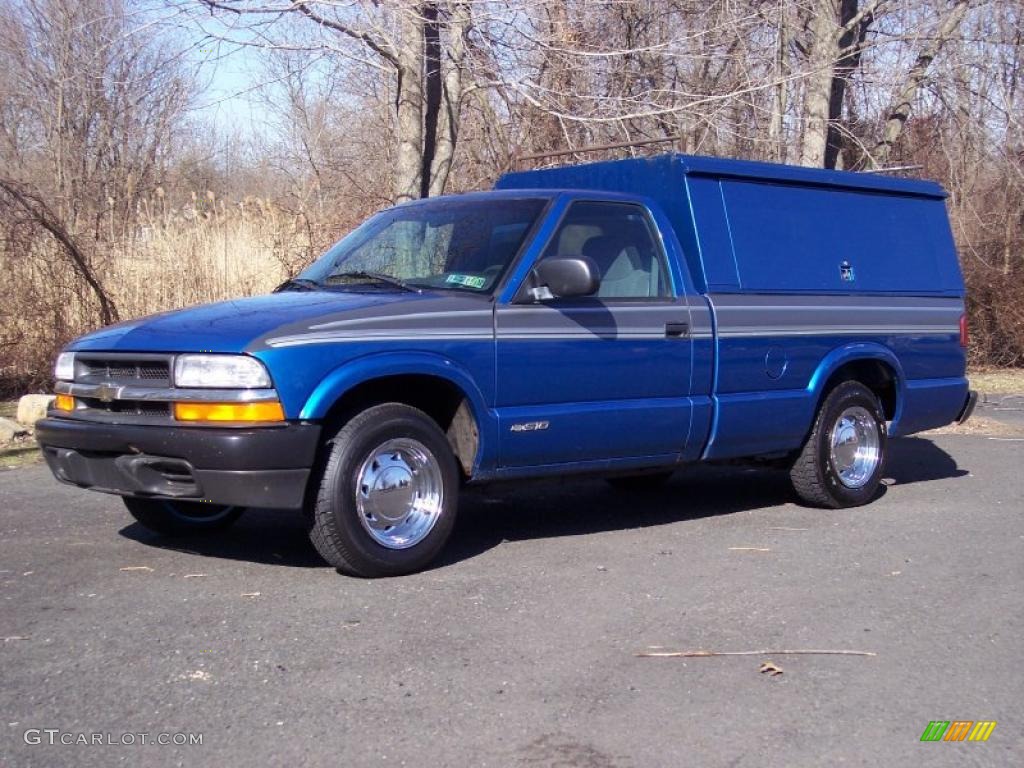 2001 S10 LS Regular Cab - Bright Blue Metallic / Graphite photo #2