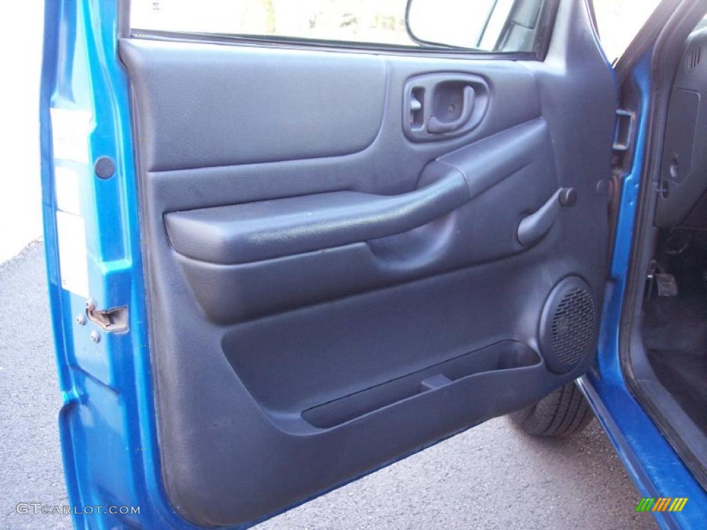 2001 S10 LS Regular Cab - Bright Blue Metallic / Graphite photo #35