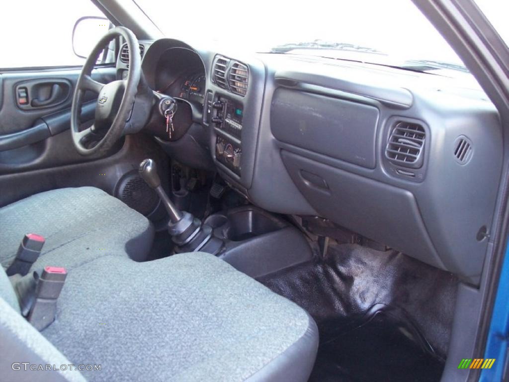 2001 S10 LS Regular Cab - Bright Blue Metallic / Graphite photo #36