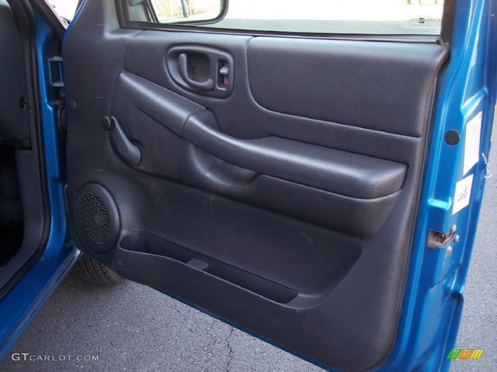 2001 S10 LS Regular Cab - Bright Blue Metallic / Graphite photo #37