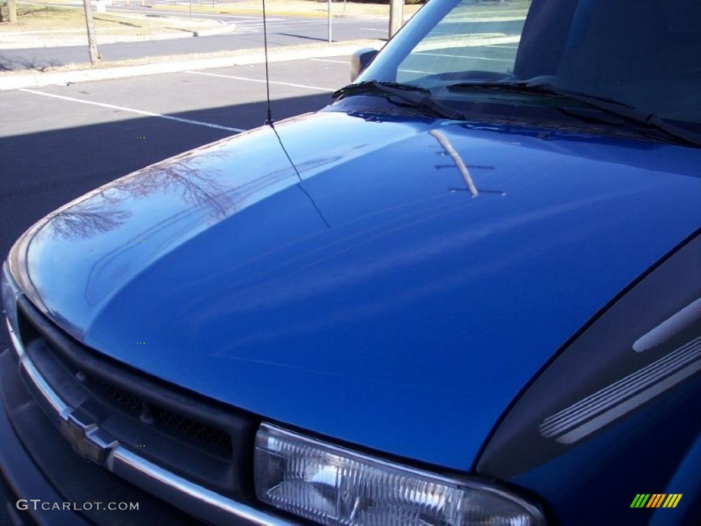 2001 S10 LS Regular Cab - Bright Blue Metallic / Graphite photo #43