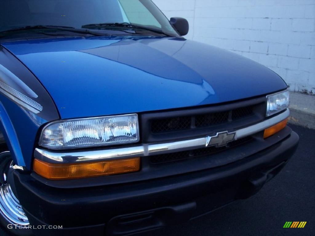 2001 S10 LS Regular Cab - Bright Blue Metallic / Graphite photo #46