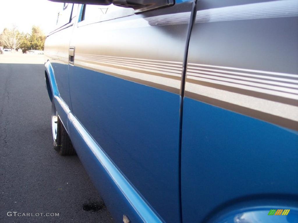 2001 S10 LS Regular Cab - Bright Blue Metallic / Graphite photo #47
