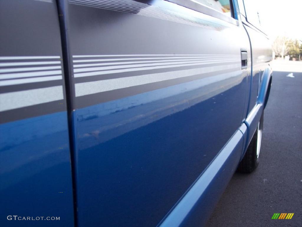 2001 S10 LS Regular Cab - Bright Blue Metallic / Graphite photo #48