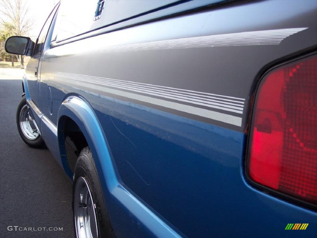 2001 S10 LS Regular Cab - Bright Blue Metallic / Graphite photo #49