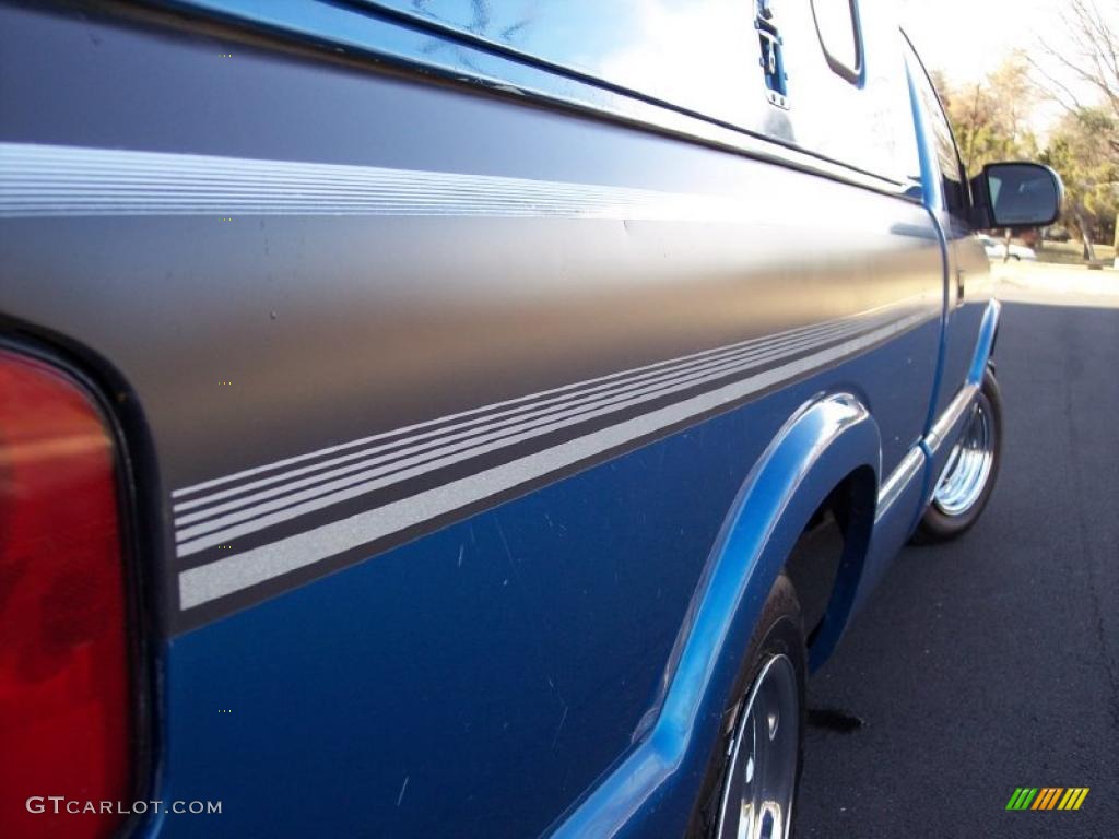 2001 S10 LS Regular Cab - Bright Blue Metallic / Graphite photo #50