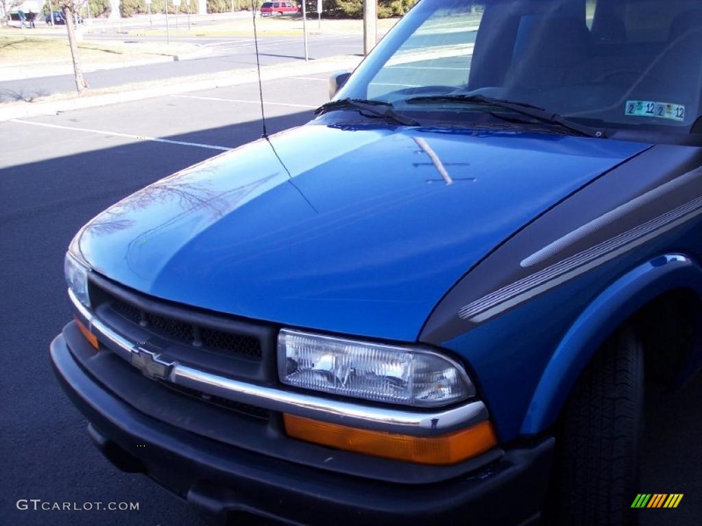 2001 S10 LS Regular Cab - Bright Blue Metallic / Graphite photo #53