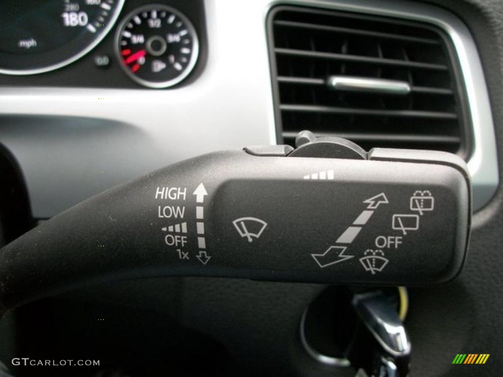 2011 Volkswagen Touareg VR6 FSI Sport 4XMotion Controls Photo #46306565