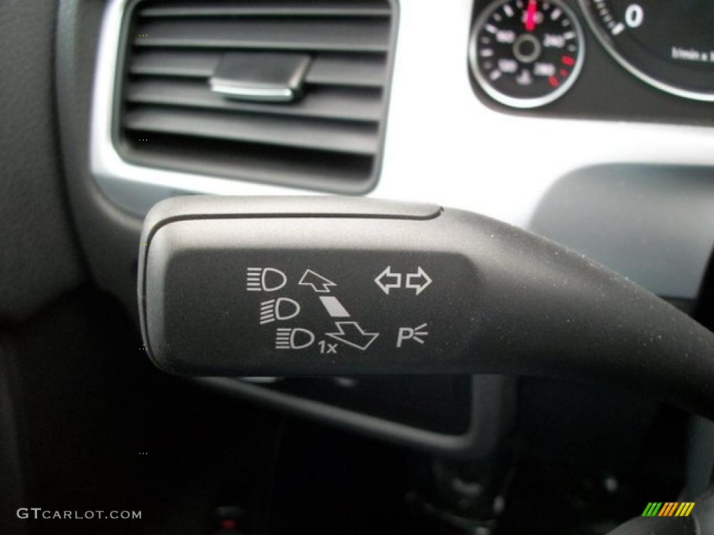2011 Volkswagen Touareg VR6 FSI Sport 4XMotion Controls Photo #46306574